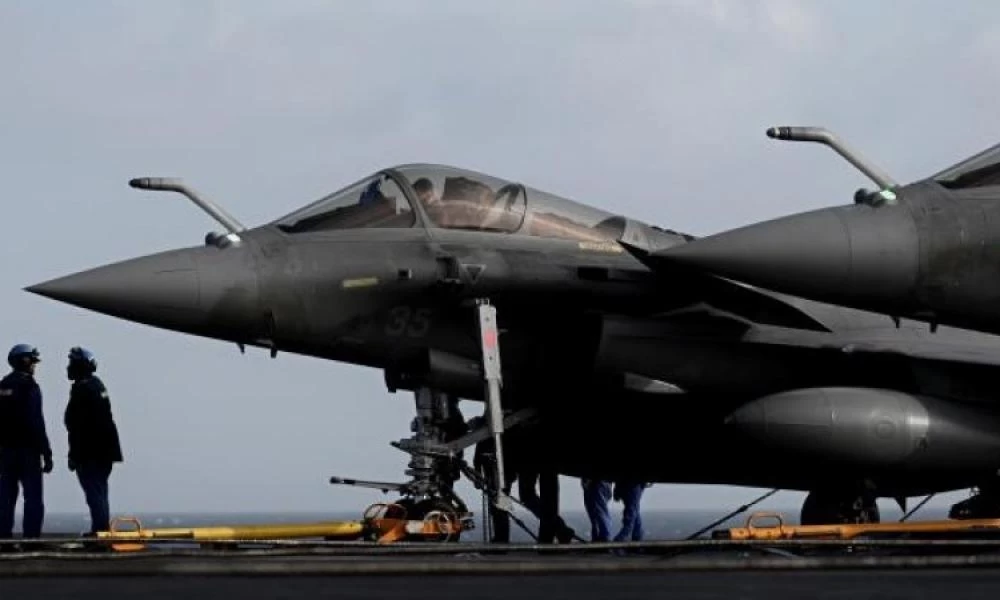 Στο Charles De Gaulle για να παρακολουθήσει επιχειρήσεις ο ΥΠΑΜ